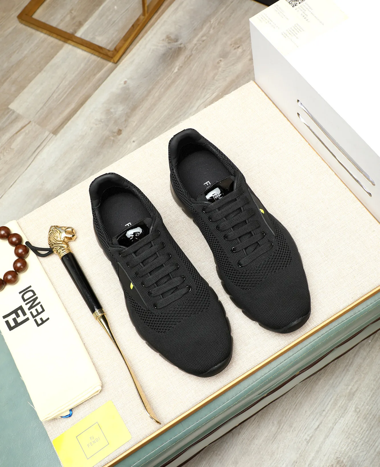 Men's Men's Shoes 💰680 Fendi Fendi's latest Tag series of men's casual mesh sports running shoes, originally purchased and developed, this Tag sports shoe is a one-leg sneaker, made of black high-tech mesh material with gray neoprene details. Oversized FENDI lettering on the side and translucent rubber details. Light and flexible rubber running shoe soles, beautifully packaged at the delivery counter, customized breathable lining, original molded foam rubber outsole, sole thickness: 3.5CM! Size: 39-44 (customized at 38.45.46)